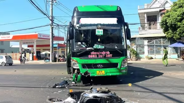 Xe khách va chạm xe máy, một phụ nữ bị thương nặng