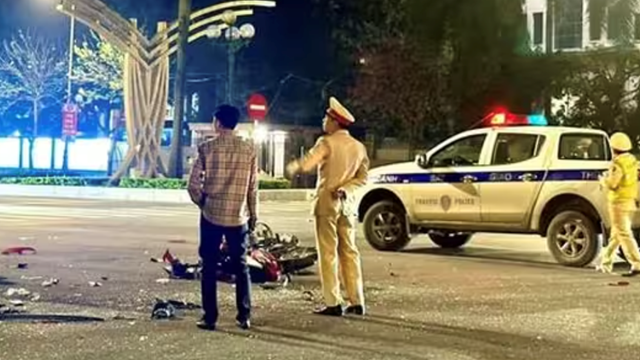 Xe máy vượt đèn đỏ tông biến dạng cửa phụ ô tô, 3 thanh niên bị thương nặng