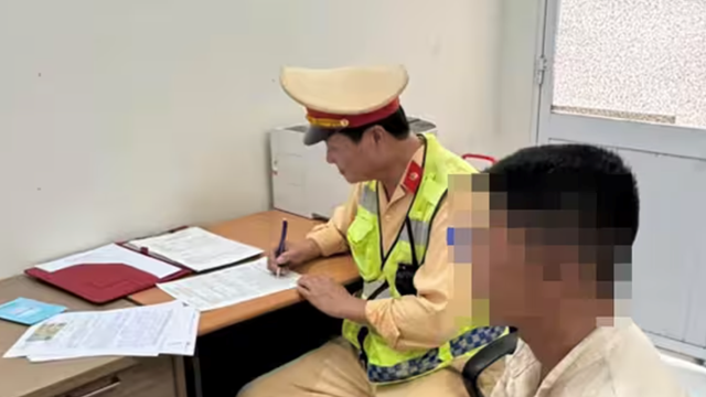 Phạt tài xế vừa dùng điện thoại vừa lái xe trên cao tốc