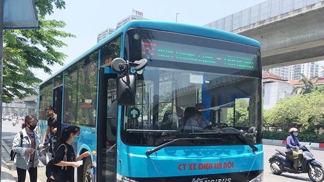 Người dân Hà Nội chật vật vì thiếu xe buýt