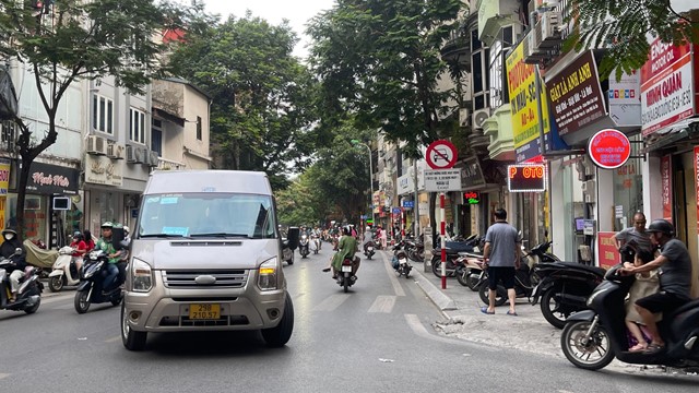Hà Nội: Cấm ô tô rẽ trái từ Đội Cấn vào Vạn Bảo