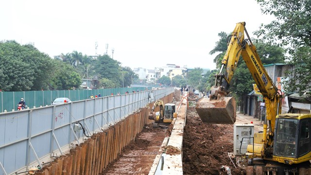 ẢNH: Dự án mở rộng đường Âu Cơ: Trở lại sau kỳ nghỉ chống lũ