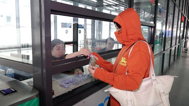 Người dân Hà Nội dần làm quen với vé xe buýt liên thông