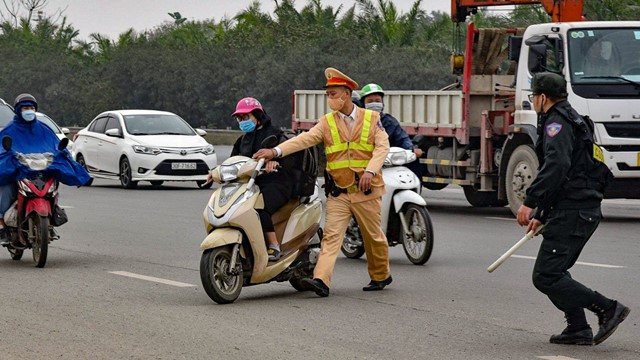 Xử phạt xe máy bất chấp đi vào làn cao tốc Đại lộ Thăng Long