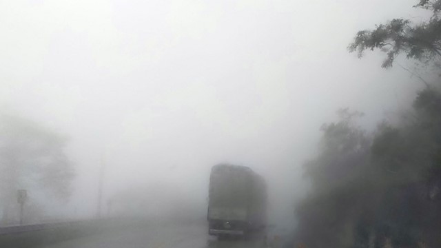 Sương mù bao phủ đường lên cửa khẩu Cầu Treo