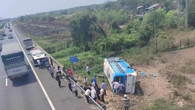 Xe khách phơi bụng trên cao tốc, nhiều hành khách nhập viện cấp cứu