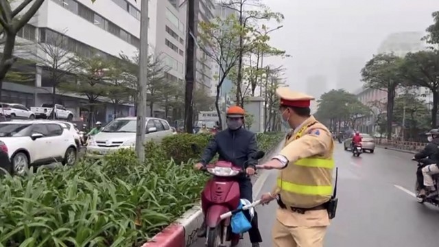 CSGT Hà Nội tăng cường xử lý xe máy đi ngược chiều, nhiều người quay đầu bỏ chạy