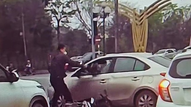 Cán bộ hải quan đập kính ô tô sau va chạm giao thông: đừng để “cả giận mất khôn”!