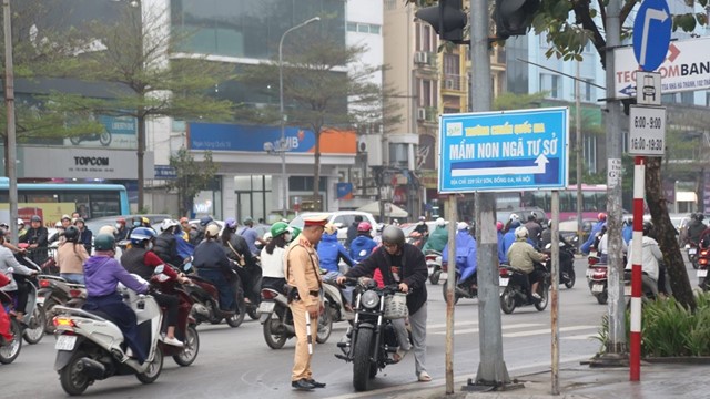 Hàng loạt xe máy đi ngược chiều bị phạt nặng