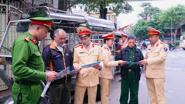 Hà Nội ra quân tuyên truyền không dùng xe ba bánh, xe tự chế chở hàng cồng kềnh