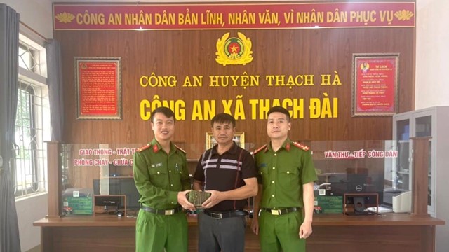 Người dân trả lại số tiền lớn rơi từ trên nóc ô tô