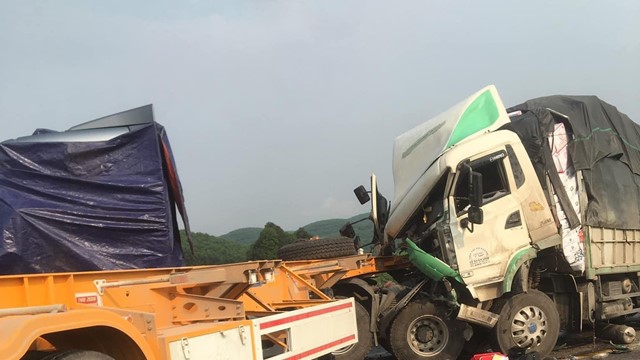 Lại xảy ra tai nạn trên cao tốc Cam Lộ - La Sơn, giao thông ùn tắc