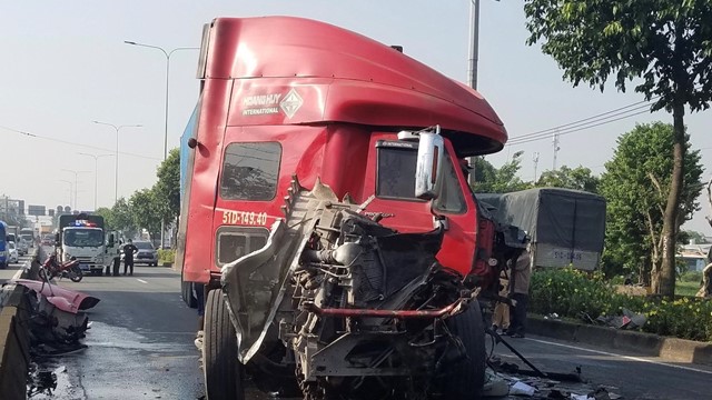 Cách tránh tai nạn khi đi cùng đường xe đầu kéo