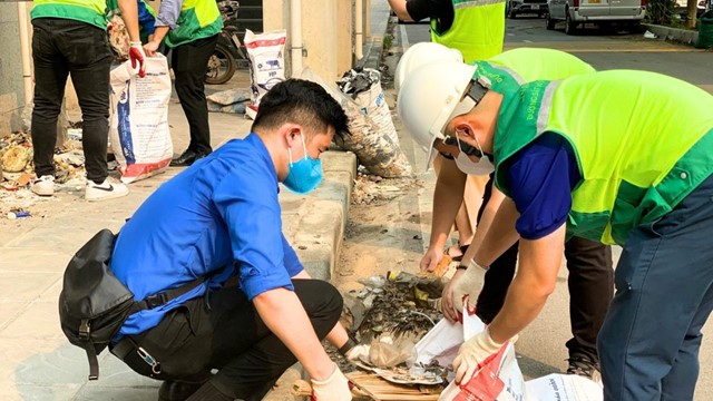 Ra quân dọn rác tại chân các nhà ga tuyến đường sắt Nhổn - ga Hà Nội