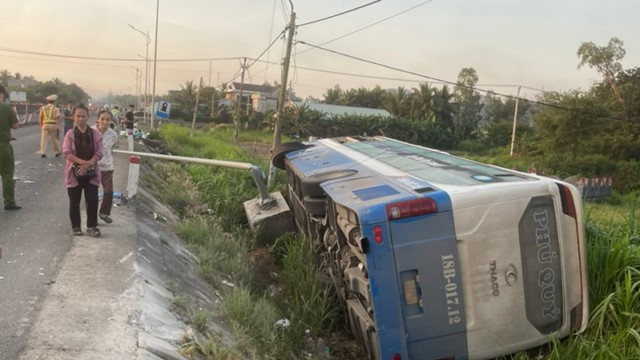 Xe khách lật nghiêng, 22 người may mắn thoát nạn