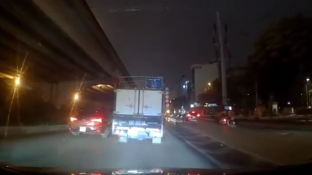 Hai ô tô chèn ép nhau trên đường dẫn lên vành đai 3