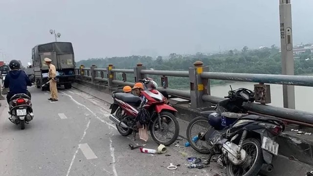 Xe tải mất lái trên cầu Thanh Trì