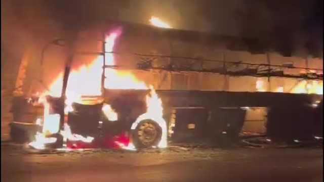 Xe khách giường nằm cháy rụi, 24 hành khách thoát nạn