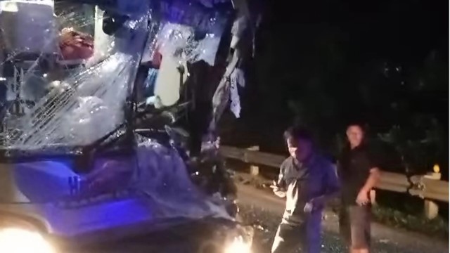 Xe tải đấu đầu xe khách, tài xế tử vong trong cabin