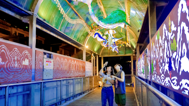 Vẻ đẹp lung linh của “hầm thủy cung” trên cầu đi bộ phố Trần Nhật Duật