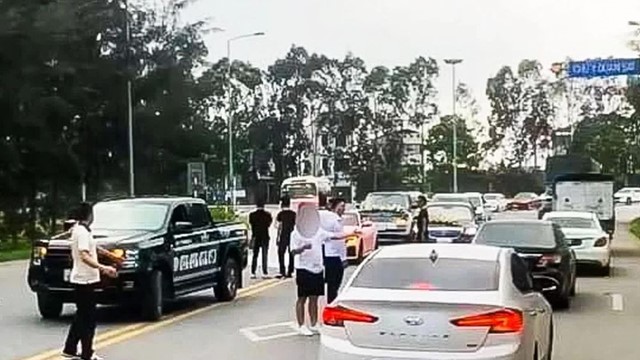 Đoàn xe sang rước dâu dừng giữa đường chụp ảnh: Tạm giữ bằng lái của 4 tài xế