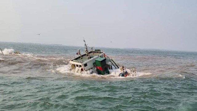 Nam Định: cứu nạn thành công 10 thuyền viên tàu SUNRISE 268 bị chìm