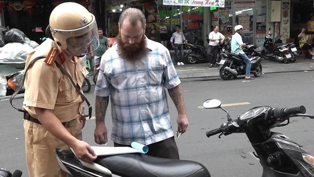 Từ hôm nay, có nhiều thay đổi về quy định xe nước ngoài tham gia giao thông tại Việt Nam