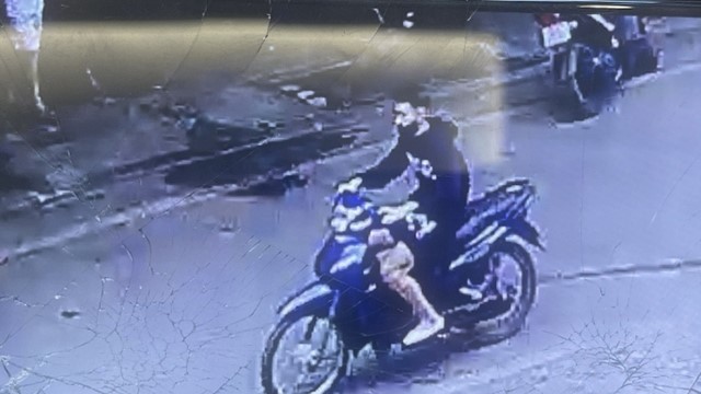 Tìm thanh niên đi xe máy tông gãy 2 chân người phụ nữ ở Hà Nội