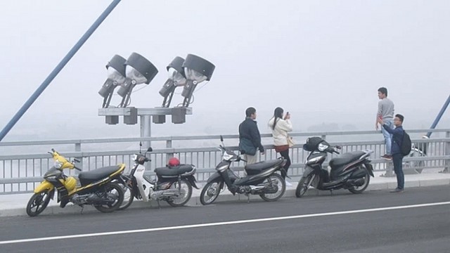 Bị phạt tiền, tước giấy phép lái xe khi dừng, đỗ xe trên cầu Nhật Tân