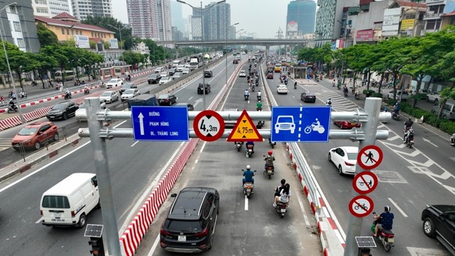 Ngày đầu thông xe cầu vượt thép Mai Dịch, ùn tắc giảm rõ rệt