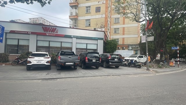 Hàng loạt xe ô tô dừng đỗ sai quy định trong khu đô thị Định Công