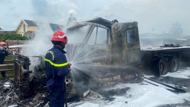 Xe đầu kéo bất ngờ bốc cháy dữ dội khi đang lưu thông ở Hải Phòng