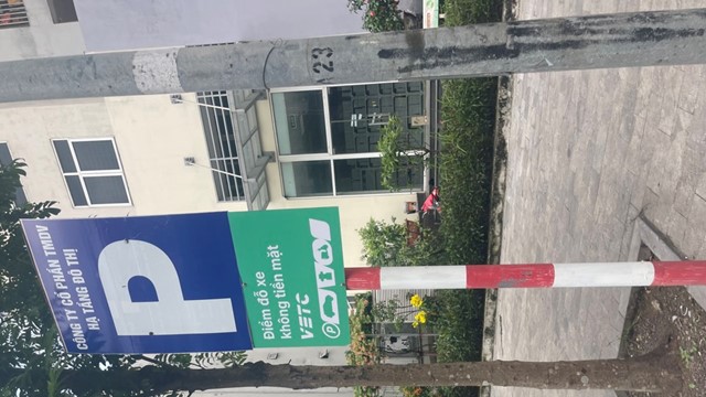 Xử lý bãi xe không phép gắn biển thu phí không dùng tiền mặt