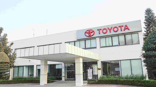 Chủ tịch Toyota cúi đầu xin lỗi sau bê bối, tuyên bố tạm dừng 3 mẫu xe