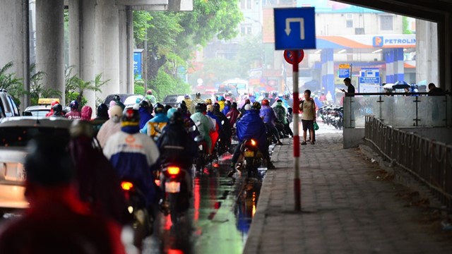 Hà Nội: mưa xối xả, sấm sét đánh dữ dội, nhiều tuyến đường ùn tắc sáng 5/6