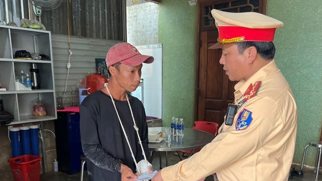 Thanh niên đi bộ 8 ngày được cảnh sát giao thông giúp trở về nhà