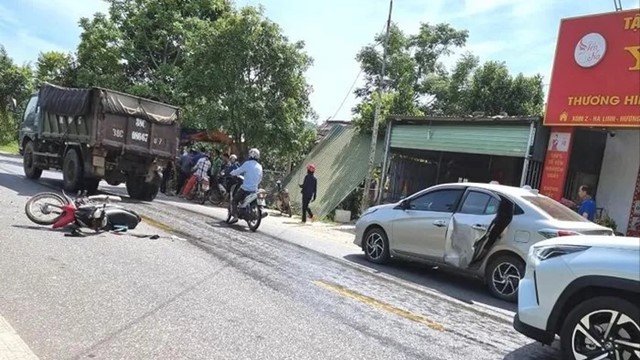 Ô tô mở cửa bất ngờ, người đi xe máy tông vào hông xe