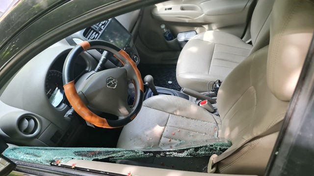 Hàng loạt ô tô ở khu đô thị Văn Quán bị đập vỡ kính