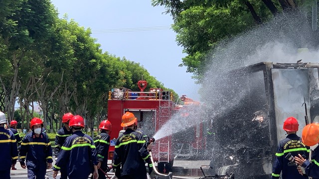 Xe tải bốc cháy khi đang lưu thông trên đường