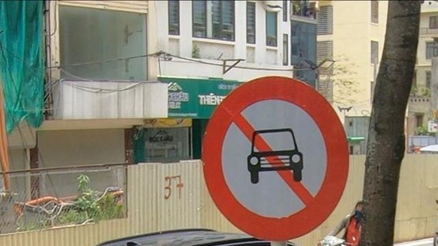 Đi vào đường cấm, tài xế tăng ga bỏ chạy khi thấy cảnh sát giao thông