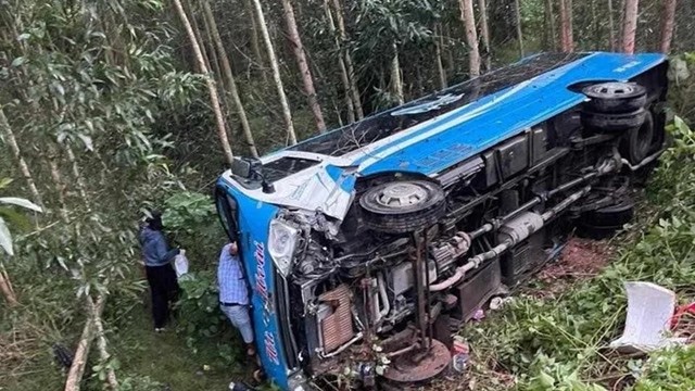 Xe khách lật xuống rìa quốc lộ sau tai nạn chết người