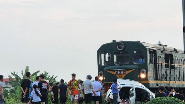 Tàu hỏa kéo lê ô tô, 2 bố con nguy kịch