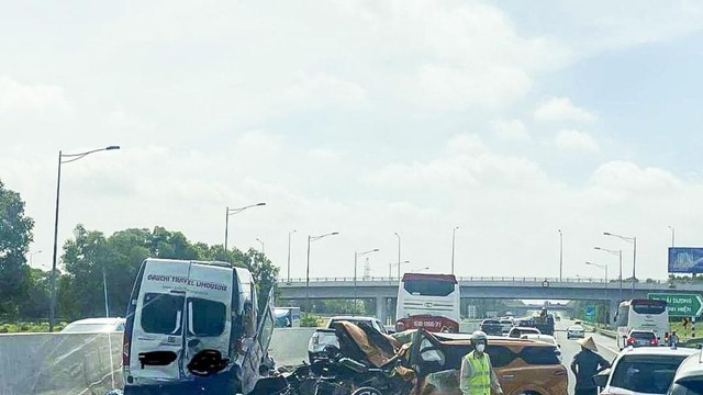 Clip: 3 ô tô tai nạn liên hoàn trên cao tốc Hà Nội-Hải Phòng, 2 người tử vong