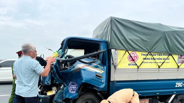 Tai nạn ô tô tông liên hoàn trên cầu Nhật Tân