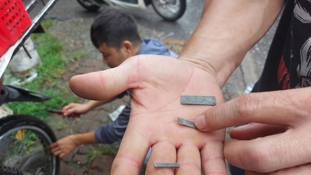 Hàng loạt xe máy bị thủng săm, nghi bị rải đinh trên đại lộ Thăng Long