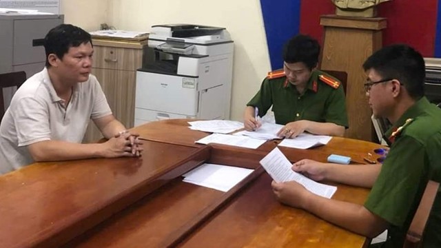 Khởi tố tài xế hất văng cô gái lên nắp capo