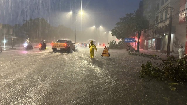 Hà Nội: nhiều tuyến đường ngập úng trong giờ cao điểm chiều