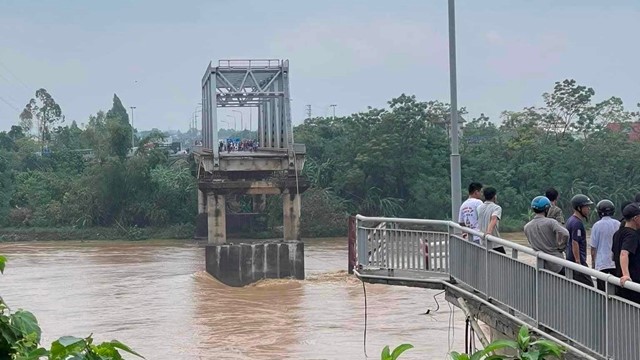 Thủ tướng chỉ đạo tập trung khắc phục sự cố sập cầu Phong Châu