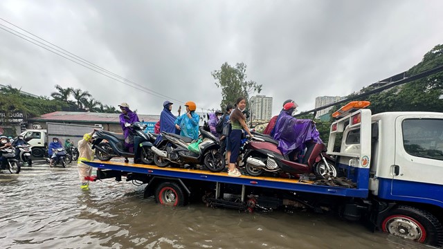 Nhiều tuyến đường Hà Nội ngập sâu, giao thông ùn tắc sau đêm mưa