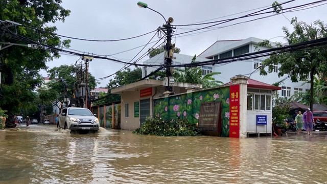 Hạn chế các phương tiện khu vực Phúc Xá - Tân Ấp do ngập úng